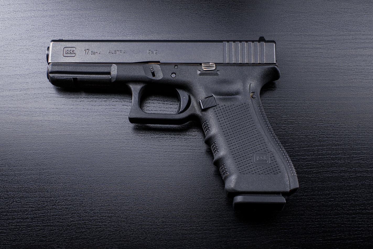Фотография Glock 17 на столе из арсенала стрелкового комплекса Объект