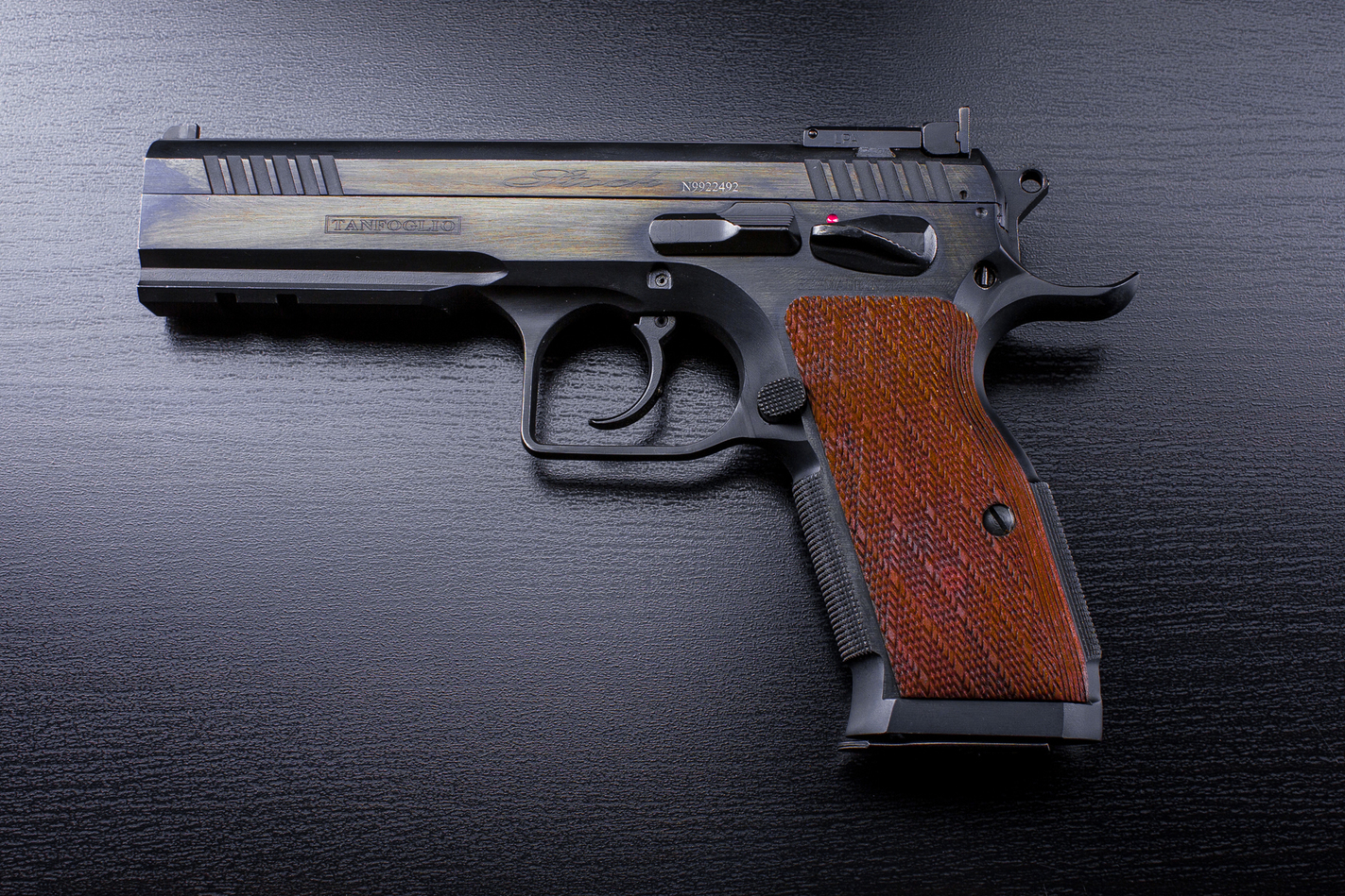 Фотография Tanfoglio Stock III на столе из арсенала стрелкового комплекса Объект