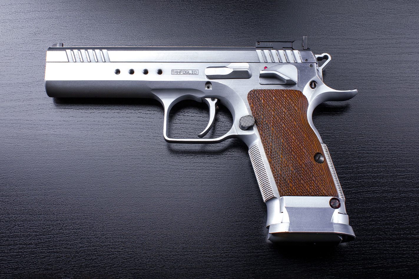 Фотография Tanfoglio Limited на столе из арсенала стрелкового комплекса Объект