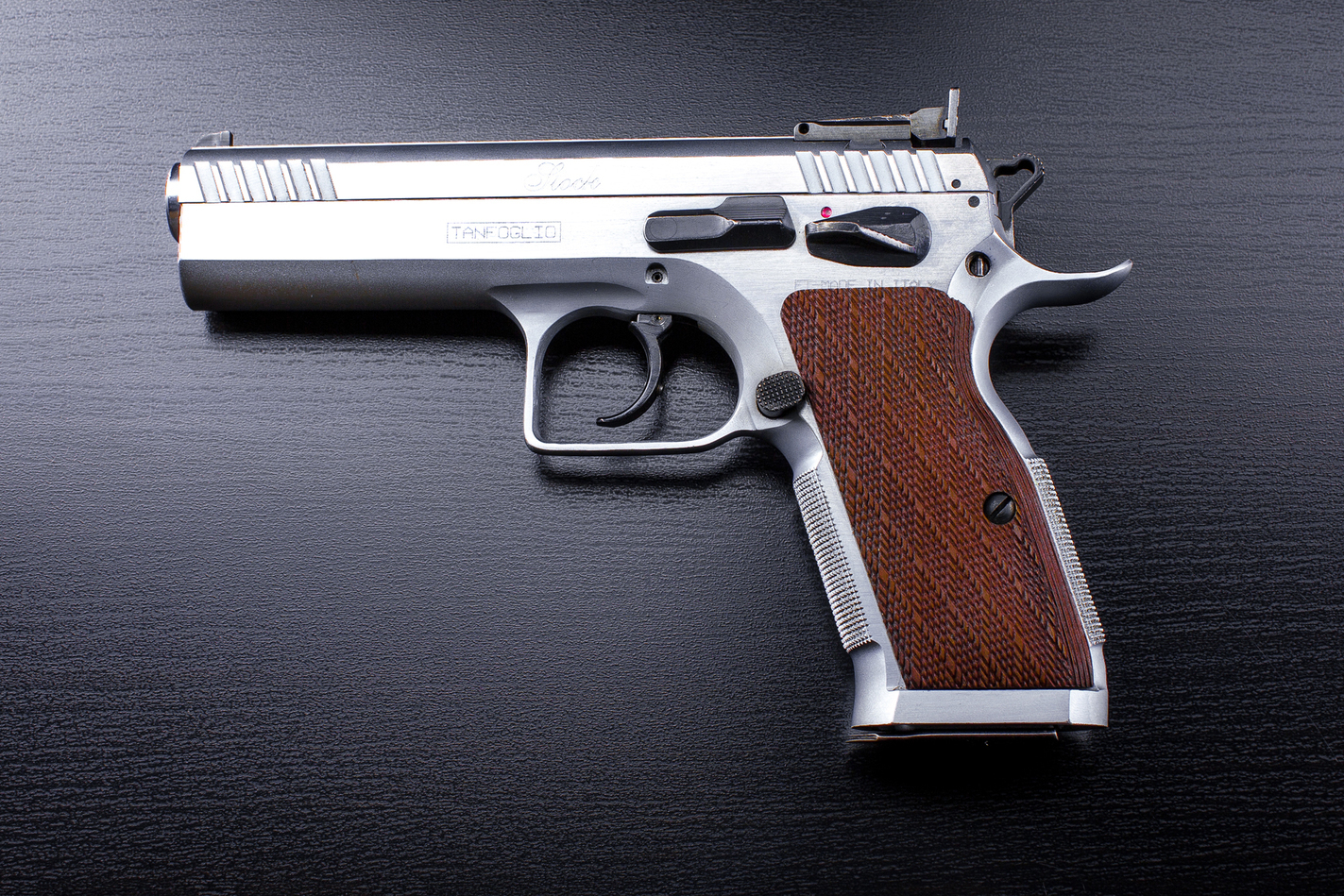 Фотография Tanfoglio Stock II на столе из арсенала стрелкового комплекса Объект