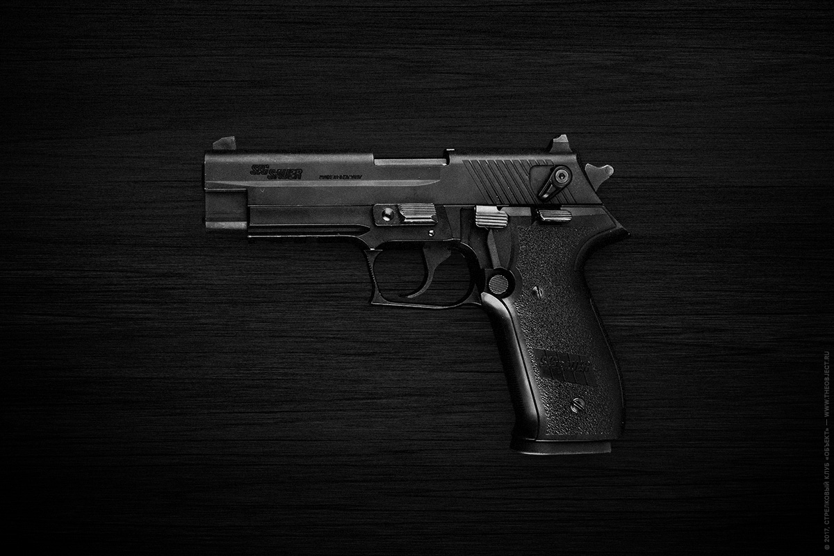 Фотография Sig Sauer Mosquito на столе из арсенала стрелкового комплекса Объект