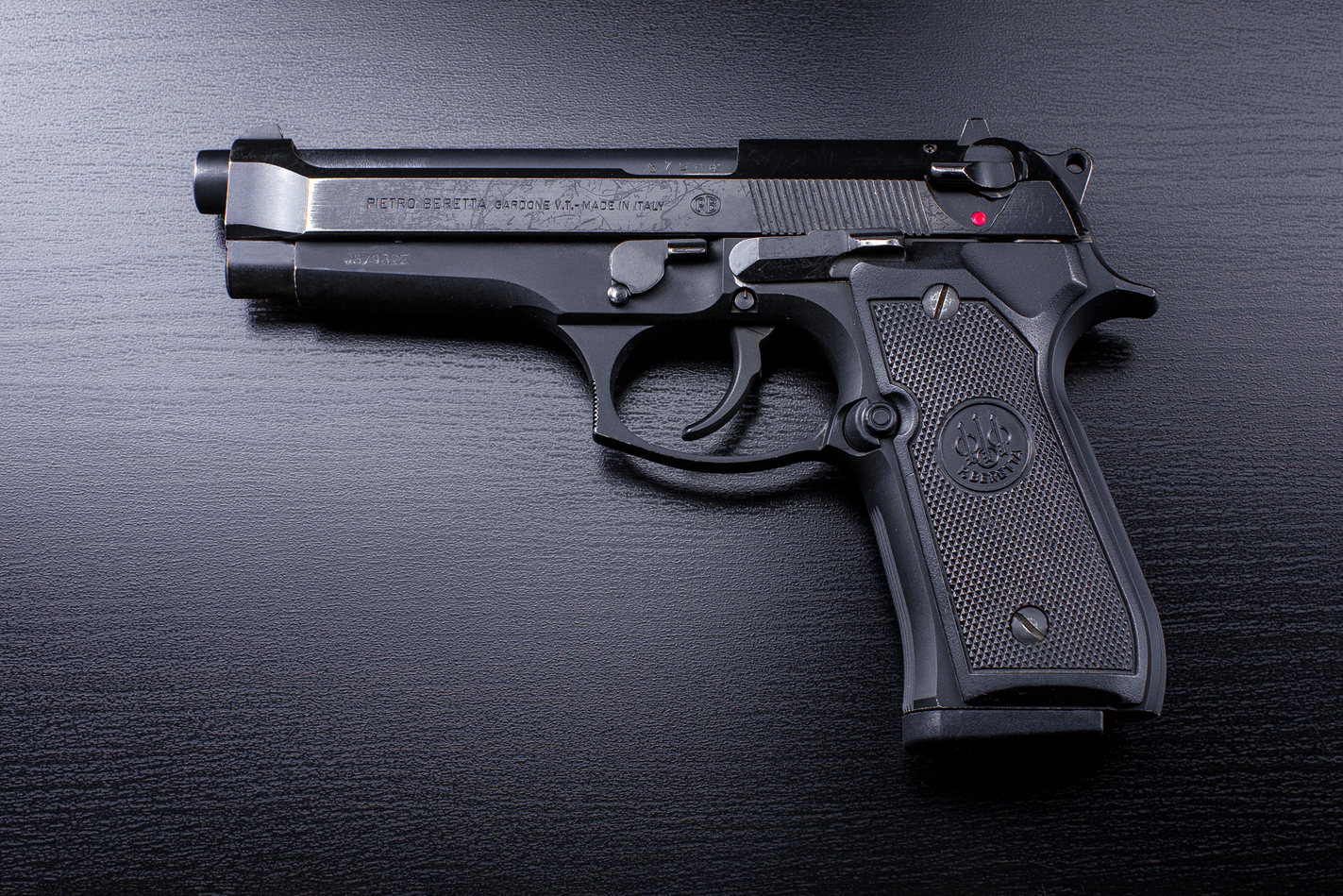 Фотография Beretta 92FS на столе из арсенала стрелкового комплекса Объект