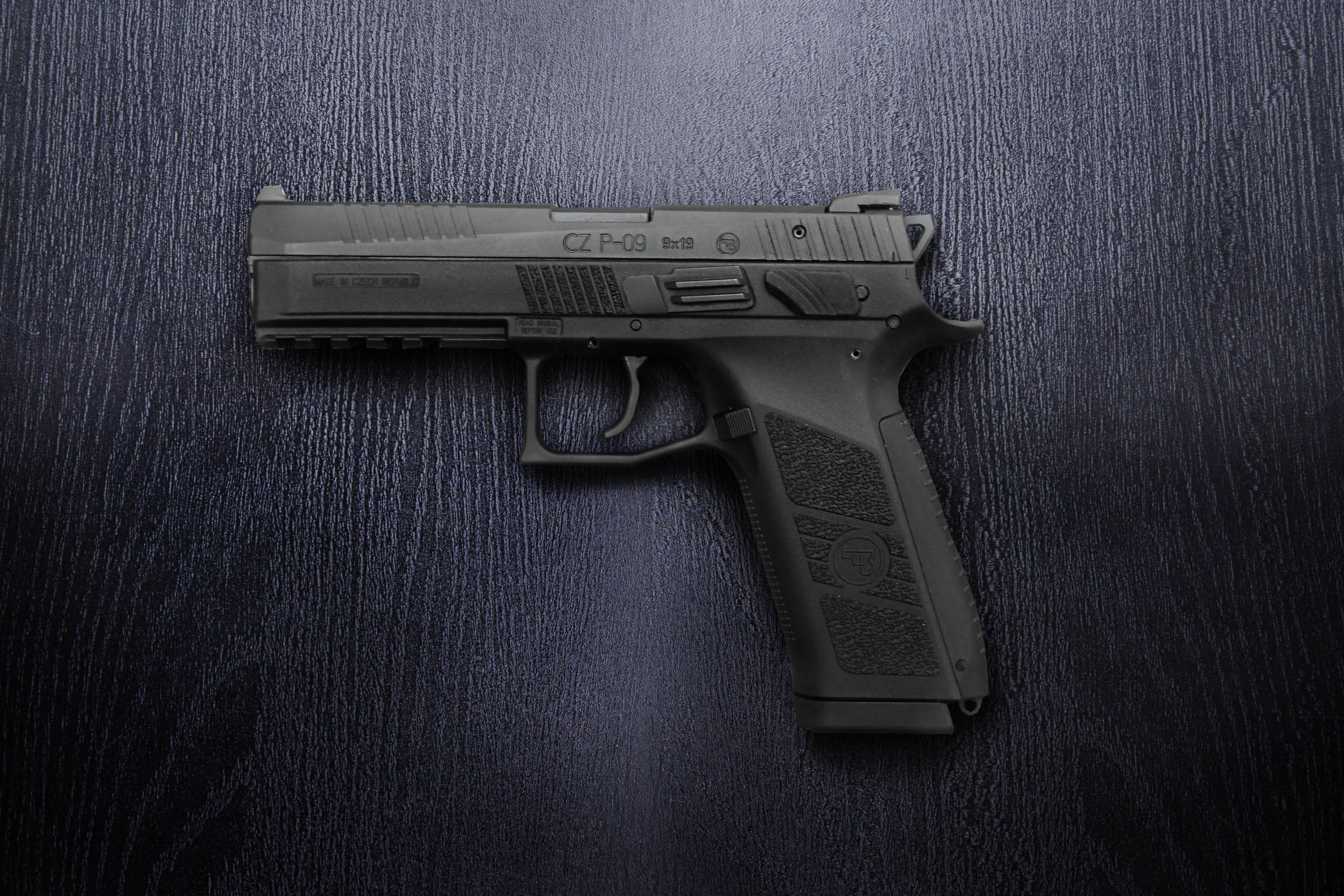 Фотография CZ P-09 на столе из арсенала стрелкового комплекса Объект