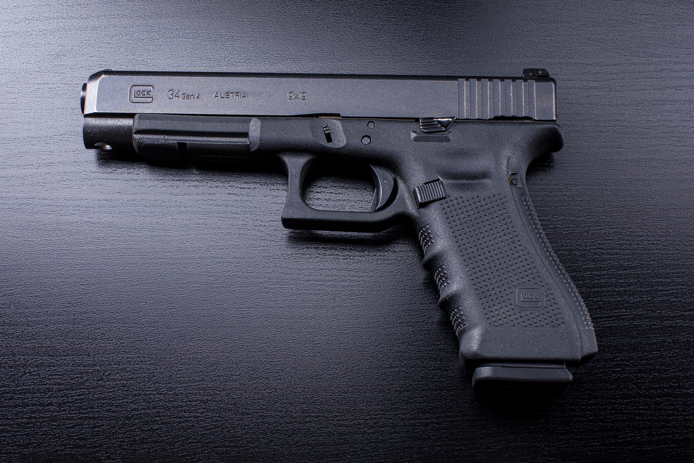 Фотография Glock 34 на столе из арсенала стрелкового комплекса Объект