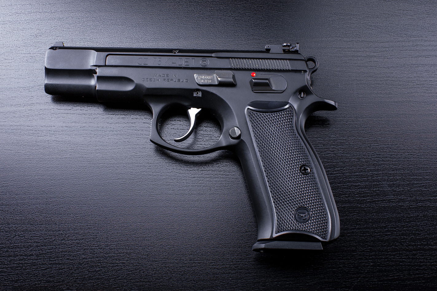 Фотография CZ 75 Kadet на столе из арсенала стрелкового комплекса Объект