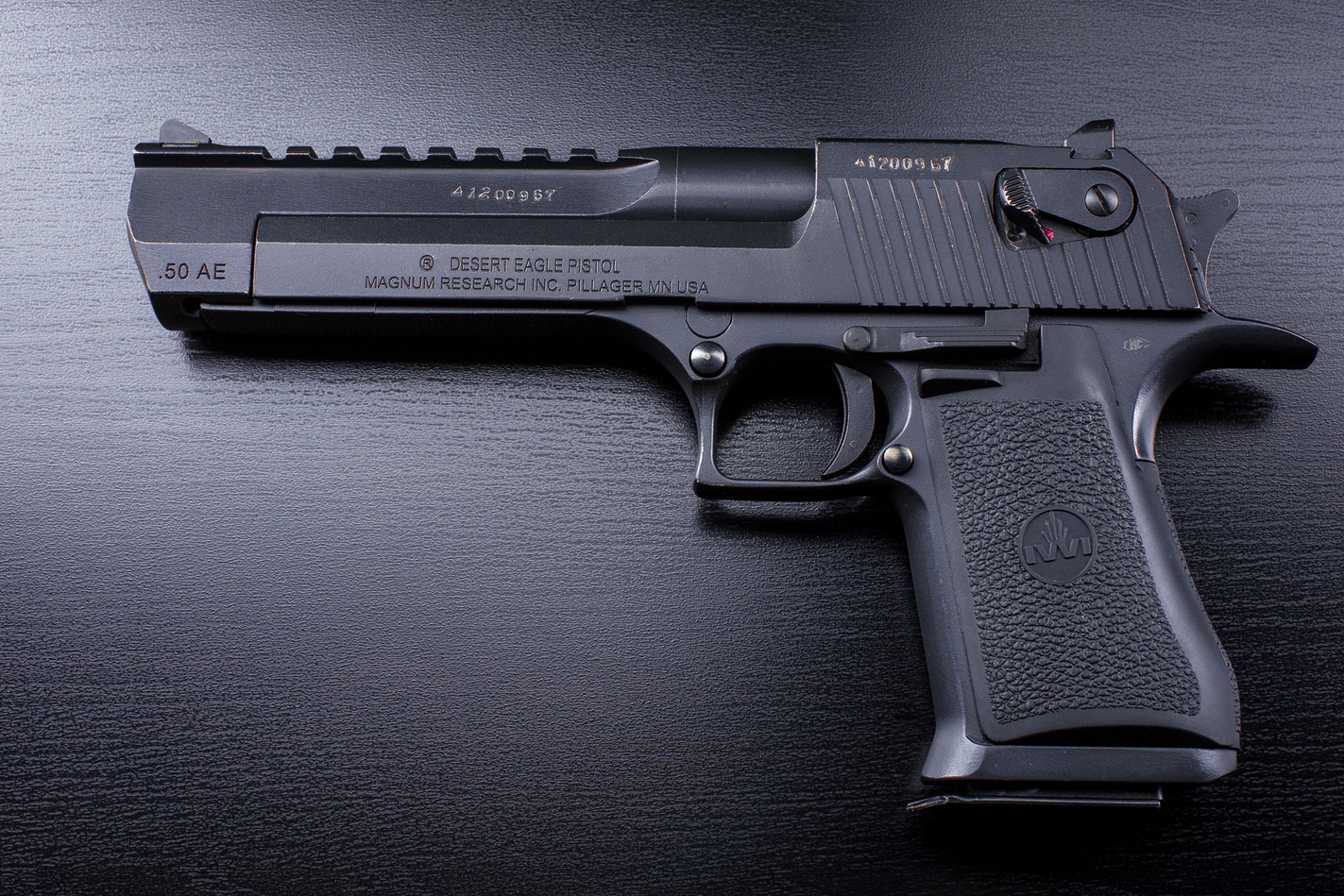 Фотография Desert Eagle на столе из арсенала стрелкового комплекса Объект