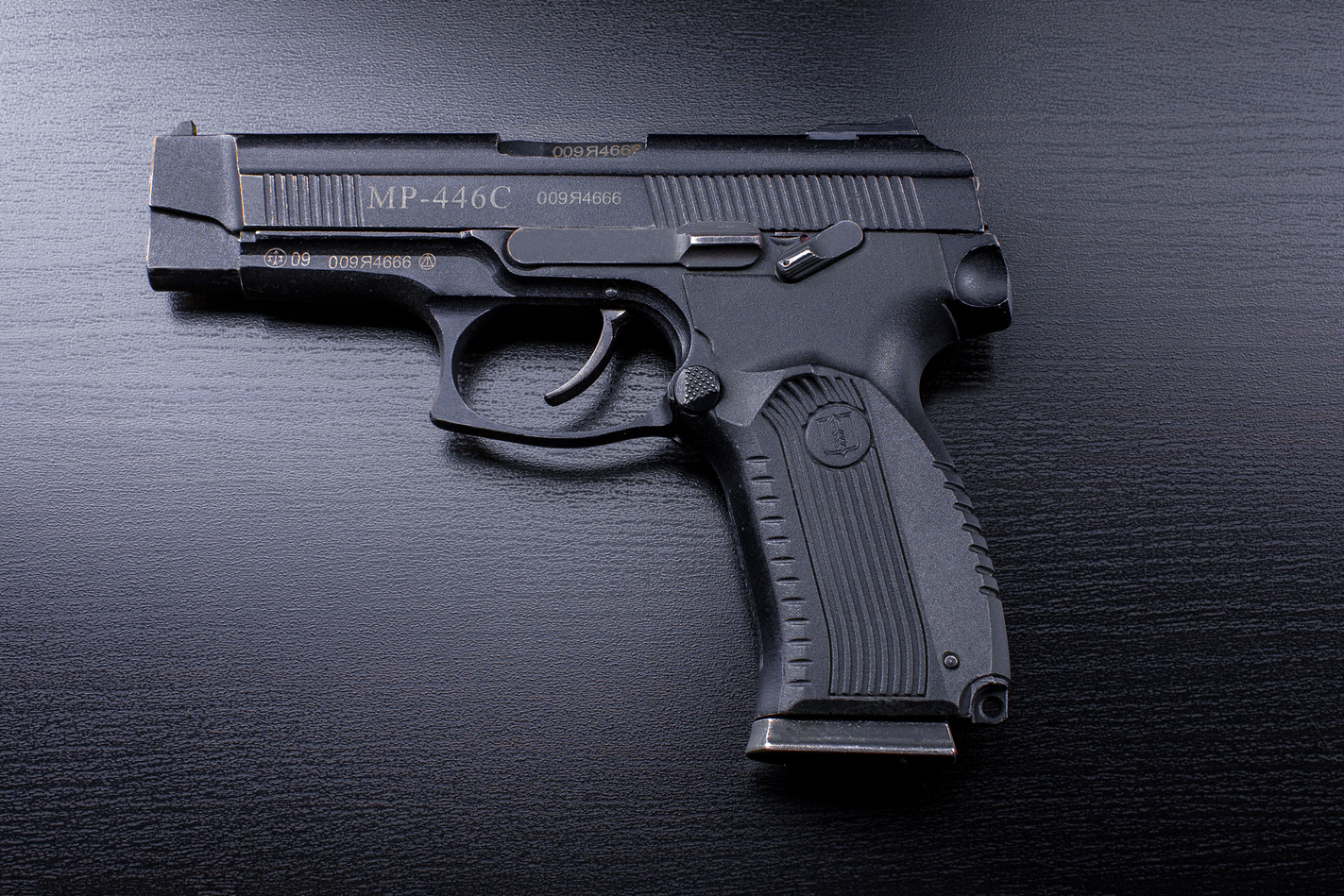 Фотография МР 446 С «Викинг» на столе из арсенала стрелкового комплекса Объект